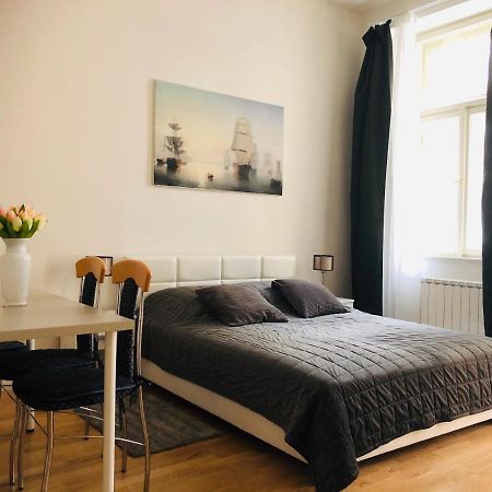 Modern Cozy Apartment In Central Прага Екстер'єр фото