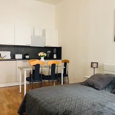 Modern Cozy Apartment In Central Прага Екстер'єр фото