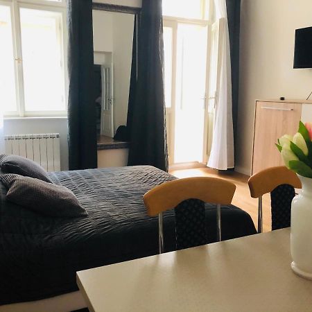 Modern Cozy Apartment In Central Прага Екстер'єр фото