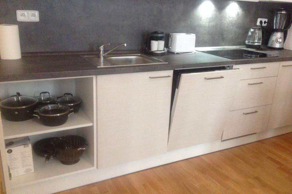 Modern Cozy Apartment In Central Прага Екстер'єр фото