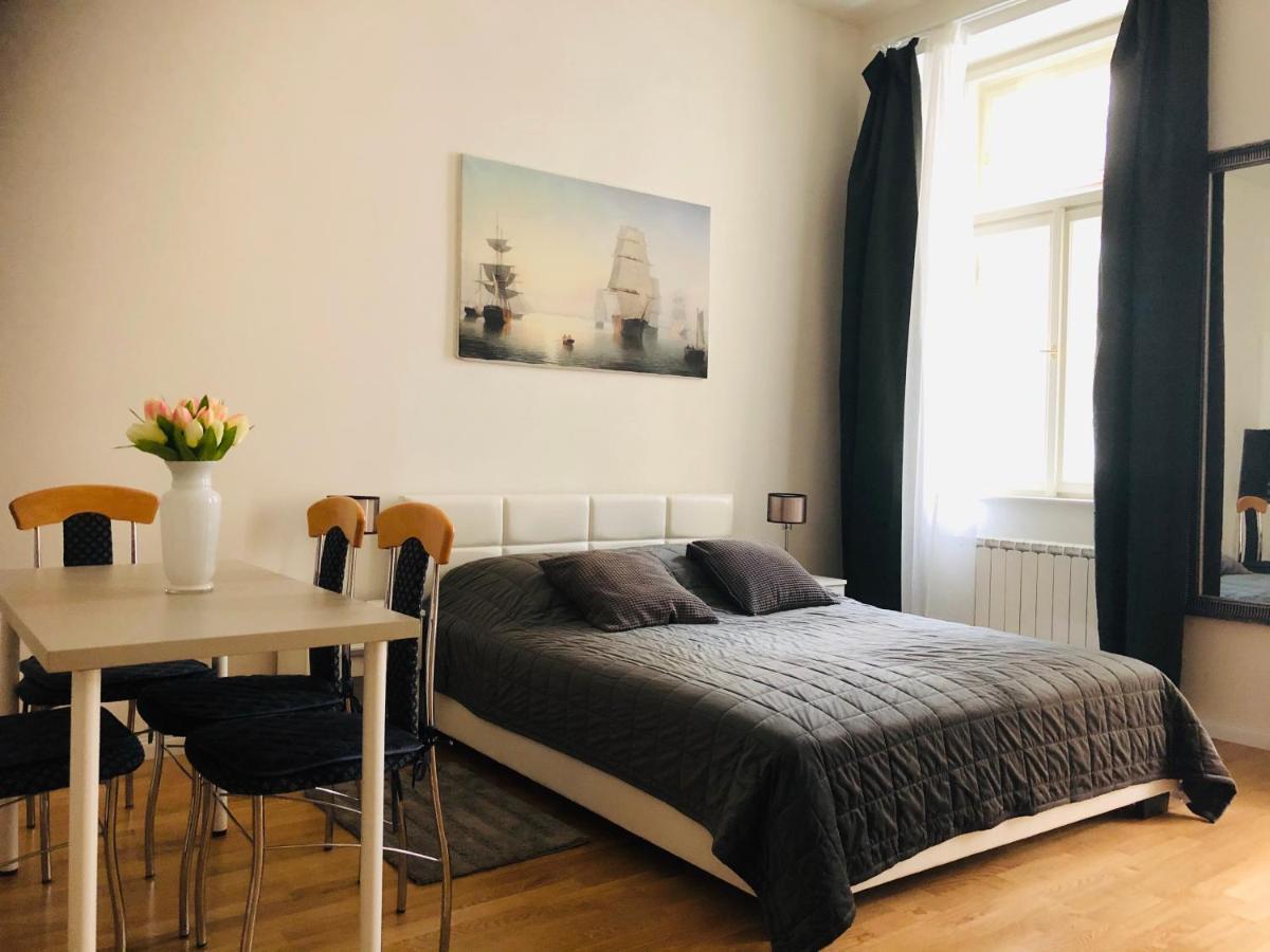 Modern Cozy Apartment In Central Прага Екстер'єр фото