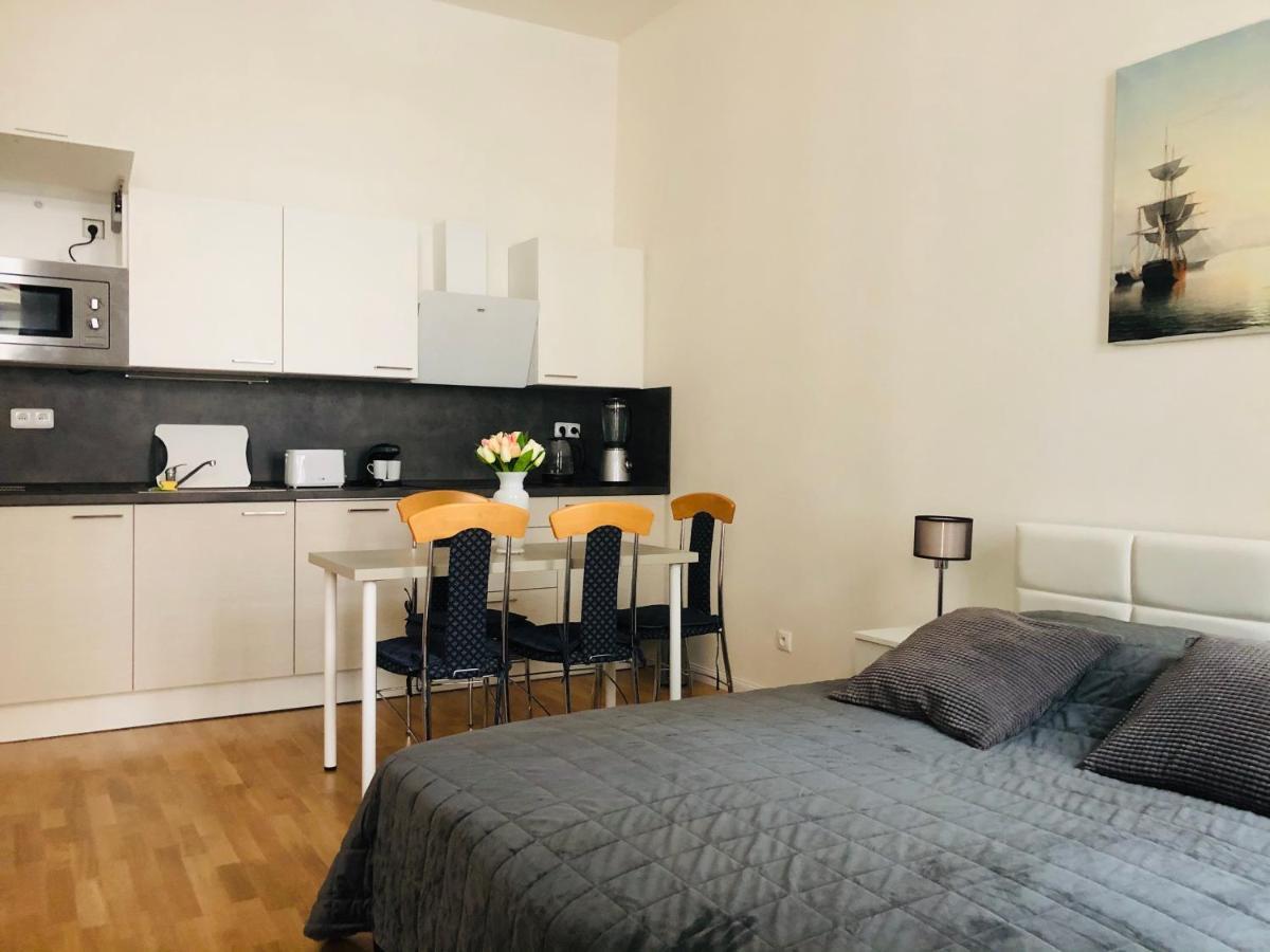 Modern Cozy Apartment In Central Прага Екстер'єр фото
