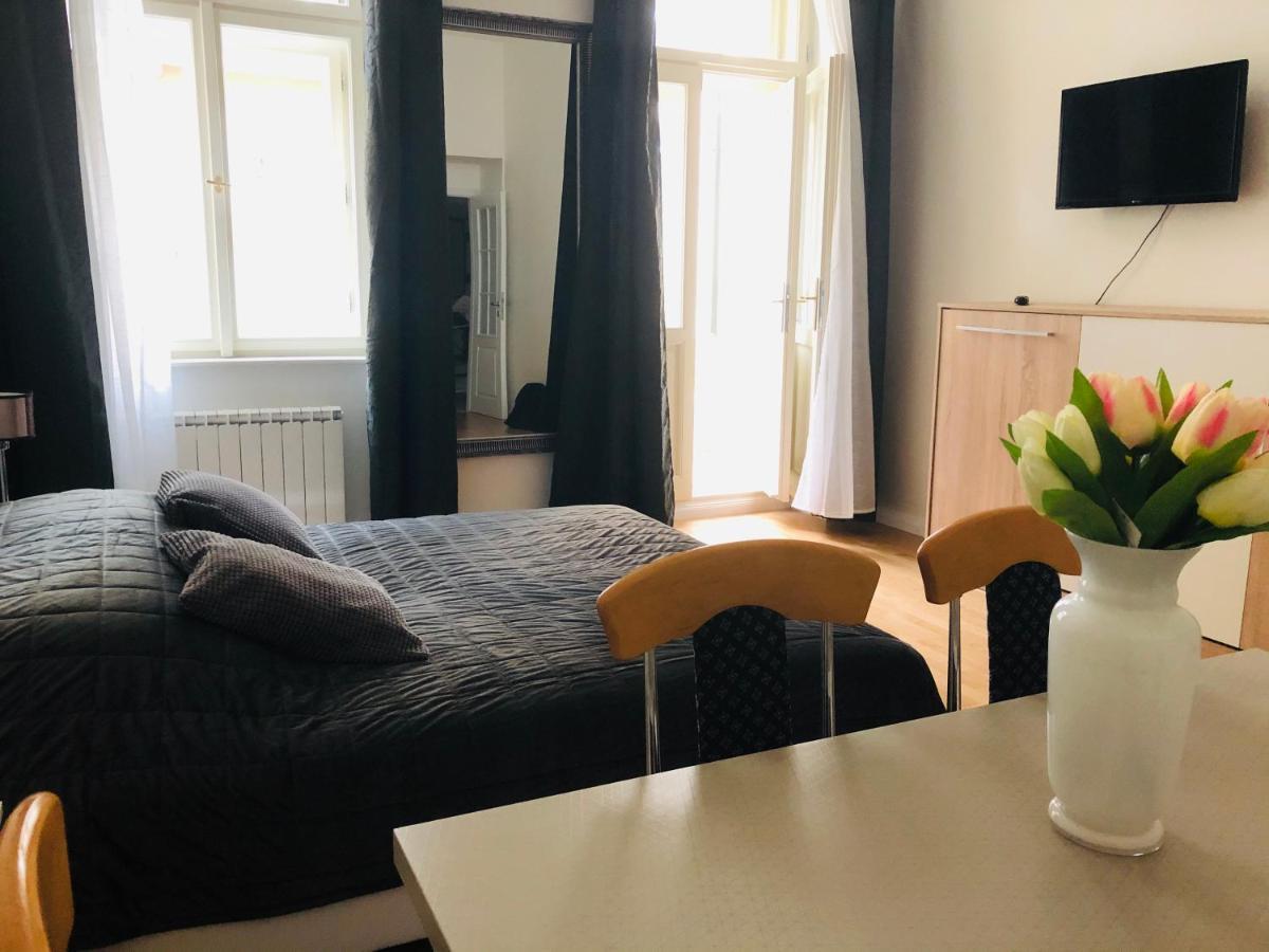 Modern Cozy Apartment In Central Прага Екстер'єр фото
